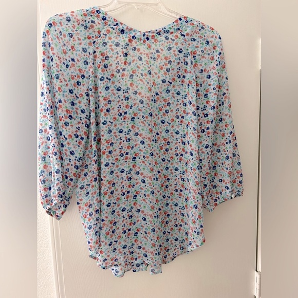 LC Lauren Conrad Floral V-Neck Button Down Blouse - Picture 4 of 9